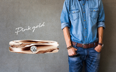 ピンクゴールドの結婚指輪と男性ファッションのコーディネート