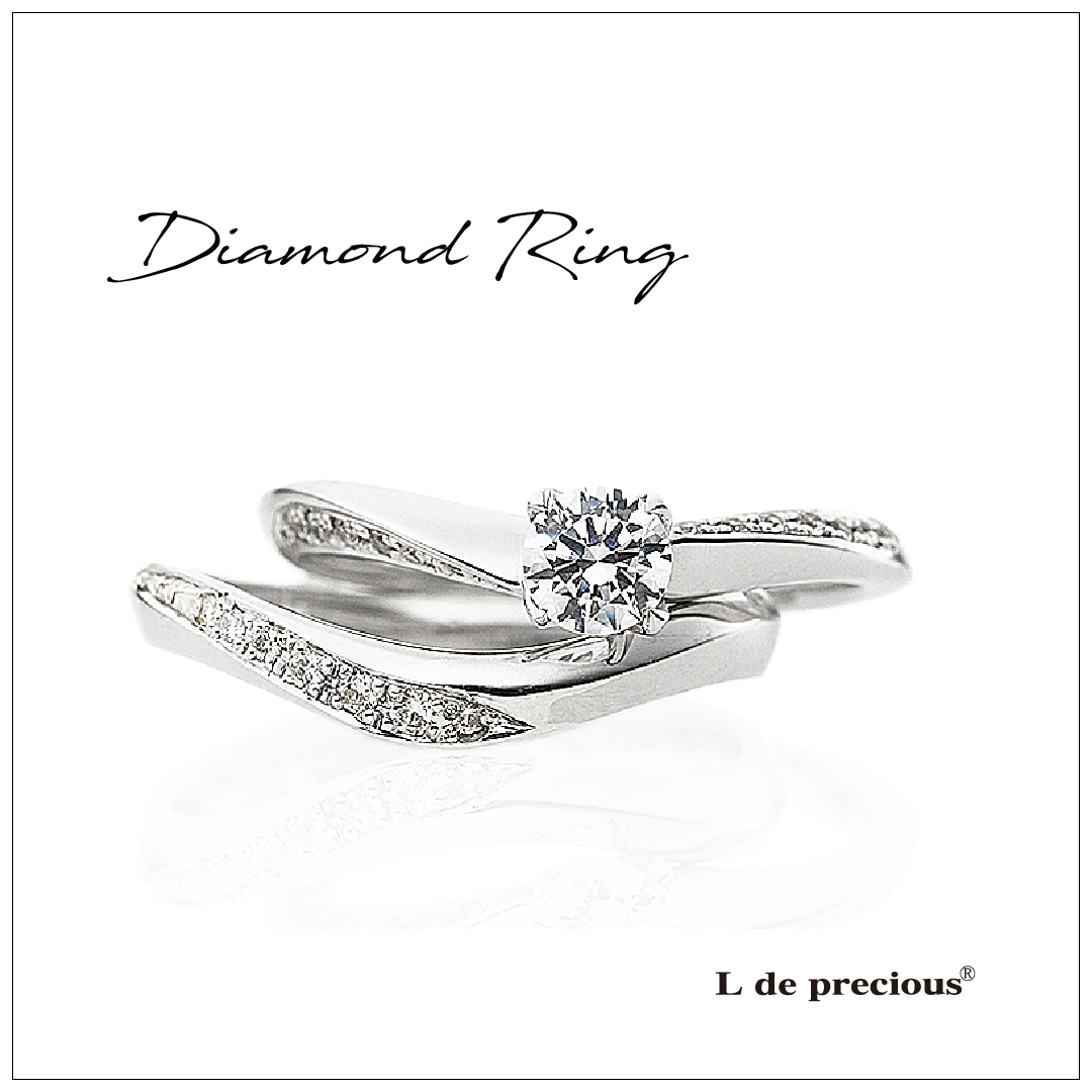 婚約指輪はセンターダイヤの両サイドのアームにメレダイヤを並べています。結婚指輪は左側にグラデーションをかけてメレダイヤを並べています。どちらもプラチナでブイラインです。
