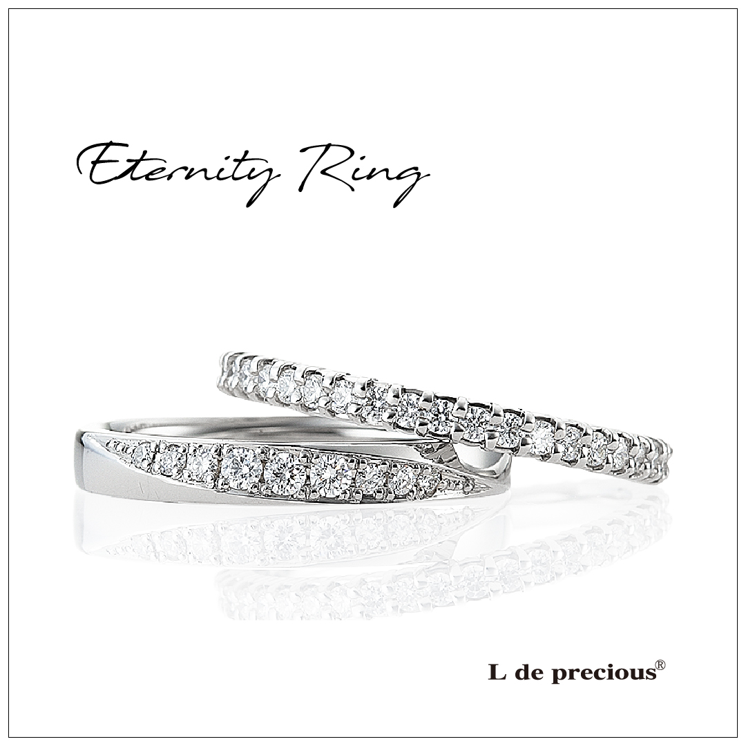 細みの爪留のエタニティリングと、センターにグラデーションをかけてメレダイヤを留めた結婚指輪です。どちらもプラチナでストレートラインです。