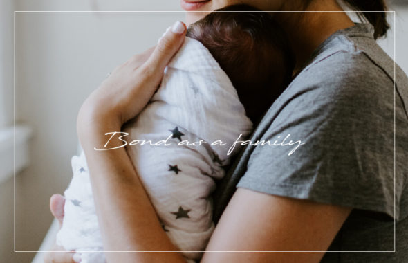 赤ちゃんを抱っこしているママ