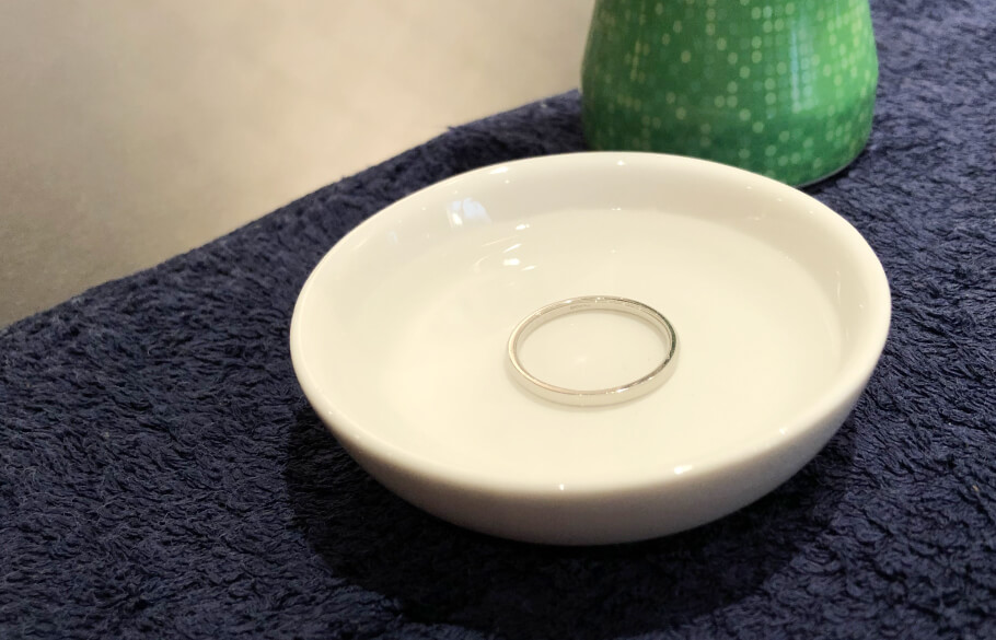 食器用洗剤を溶かしたぬるま湯に結婚指輪をつけおきしている