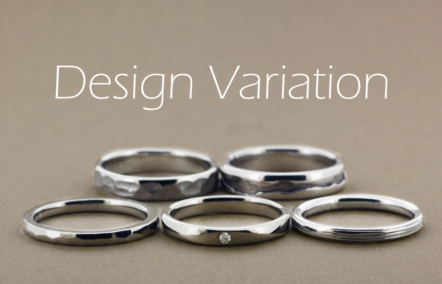 いろいろなデザインの結婚指輪が並んでいる