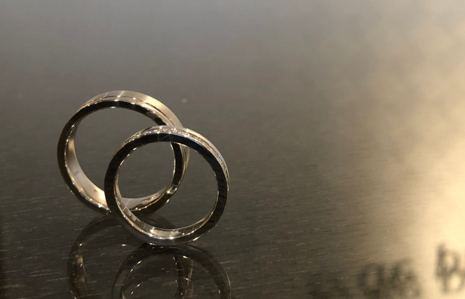 厚みが均一で一周デザインがある結婚指輪