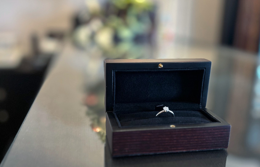 ケースに入ったソリティアタイプの婚約指輪