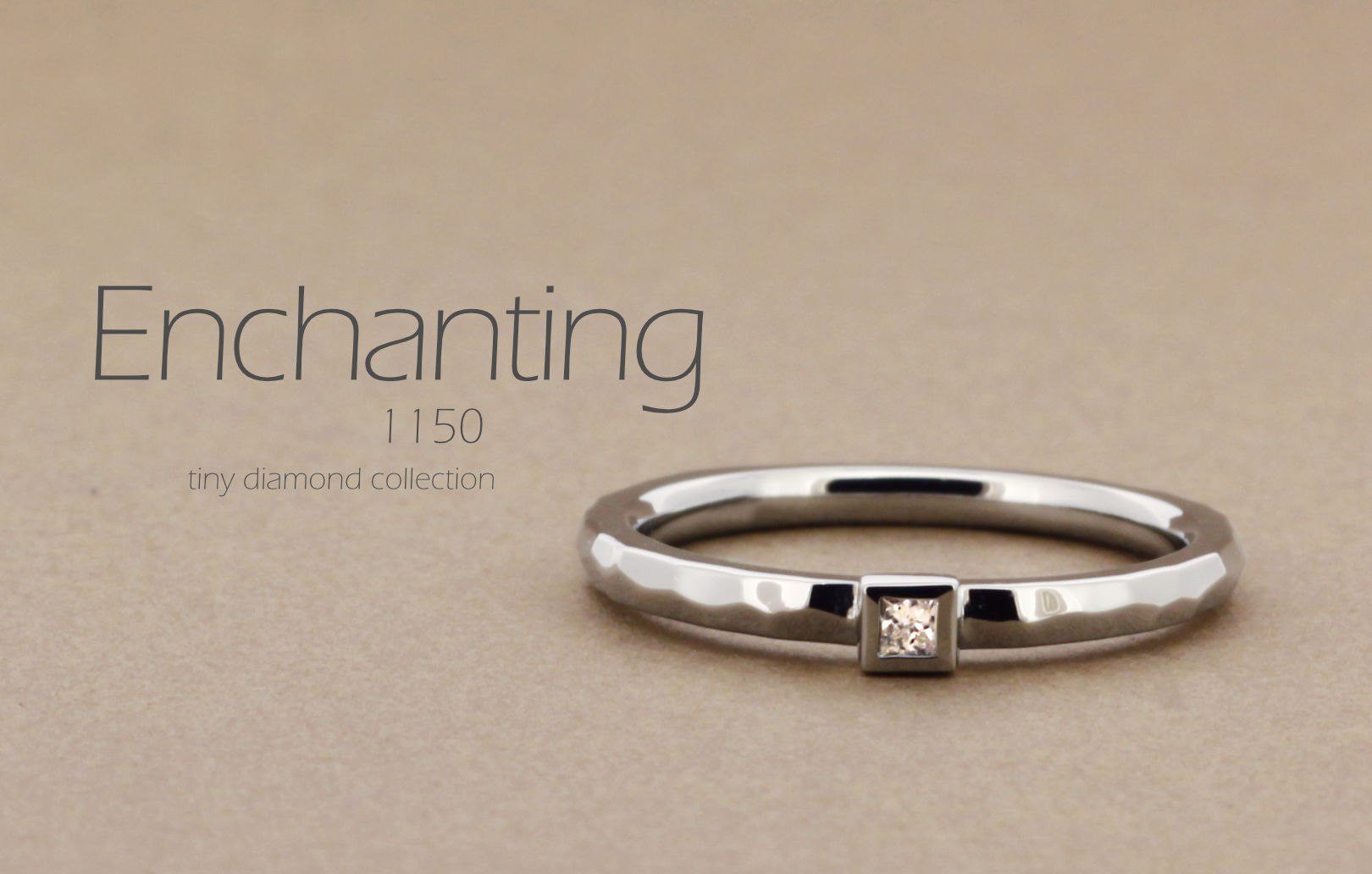 「Enchanting」という名前が付いた、ランダムに槌打った個性的なアームにプリンセスカットのダイヤモンドを留めた指輪の詳細ページ