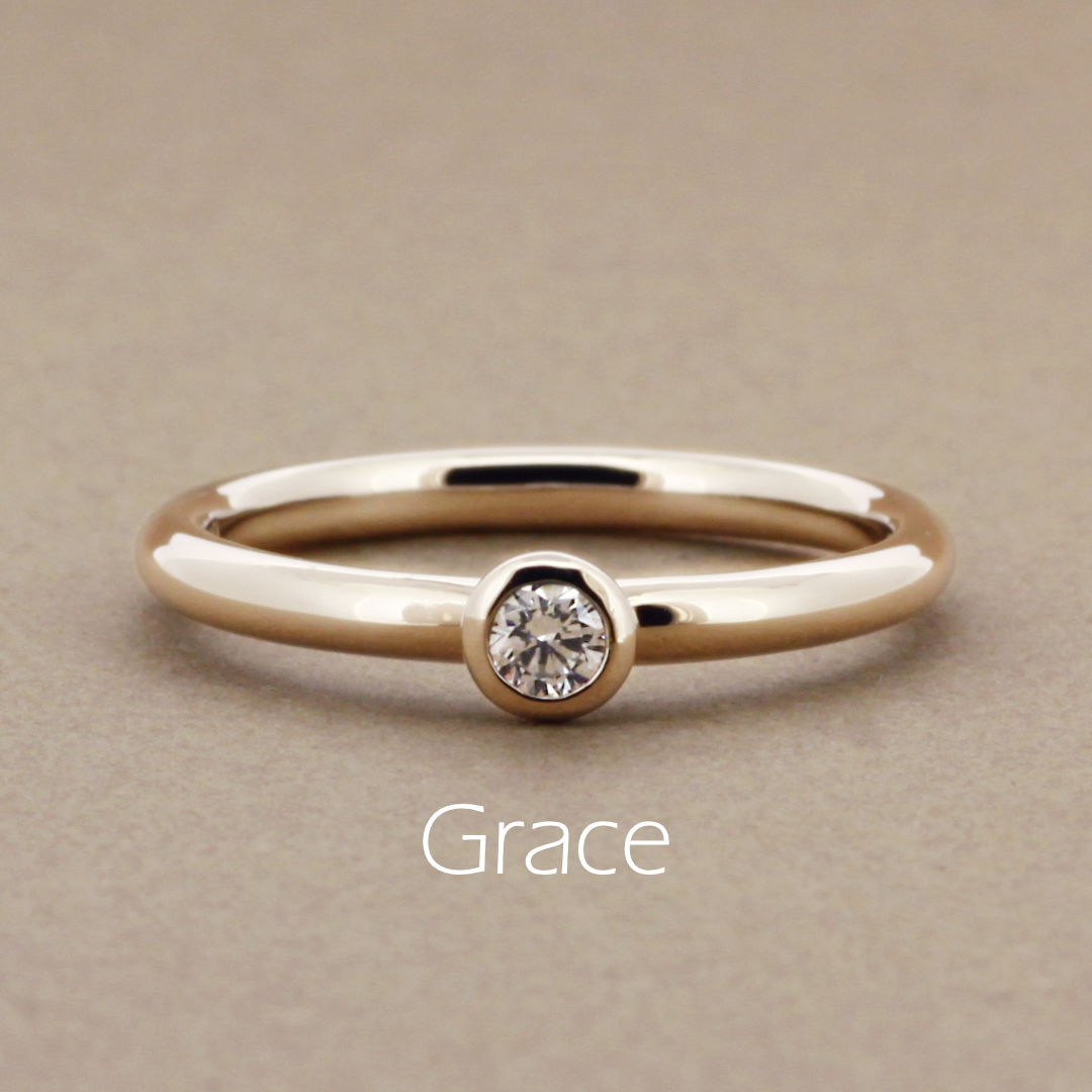 「Grace」という名前が付いた、シンプルで丸みのあるアームに0.1ctのダイヤモンドをフクリンで留めたピンクゴールドの指輪