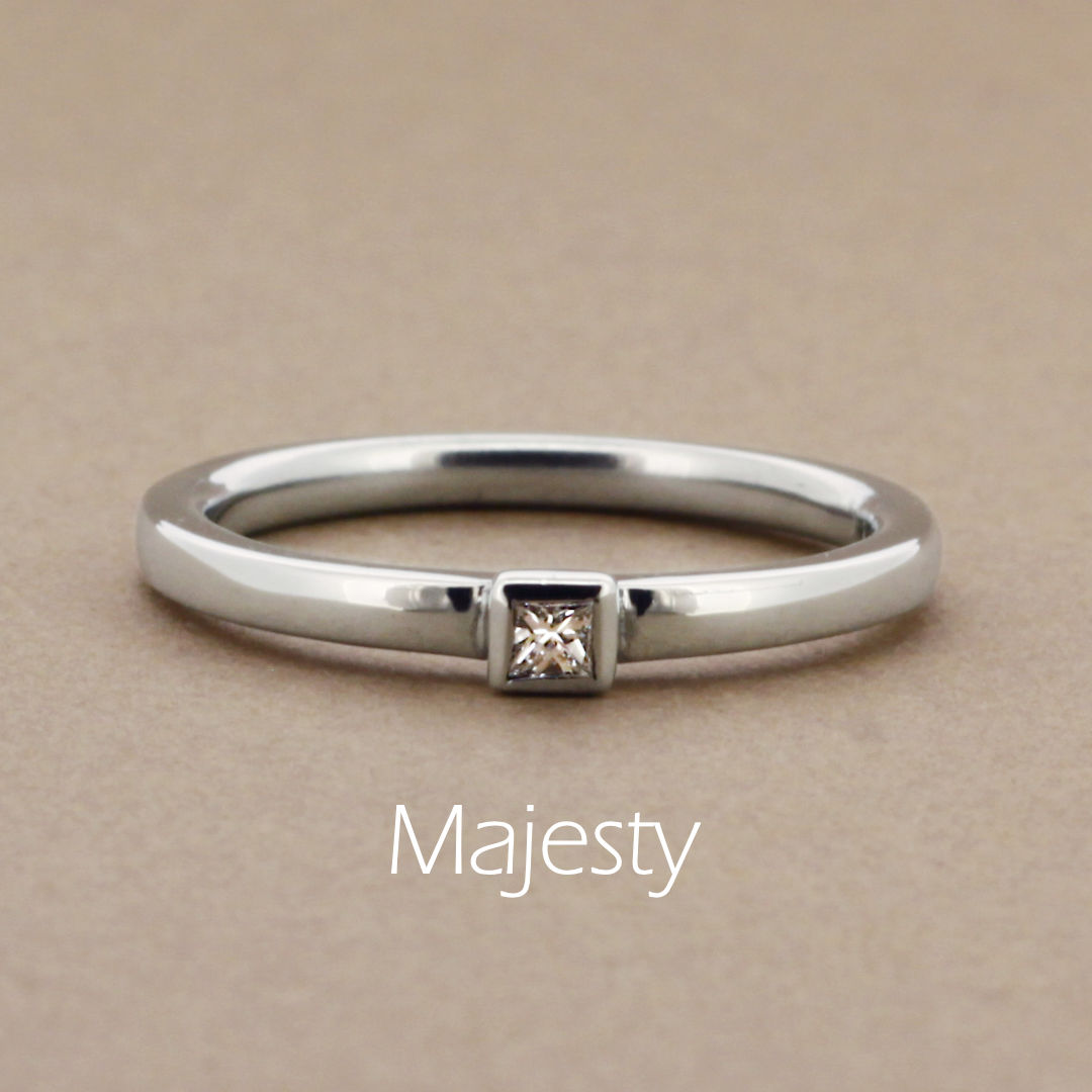 「Majesty」という名前が付いた、シンプルなアームにプリンセスカットのダイヤモンドを留めたプラチナの指輪