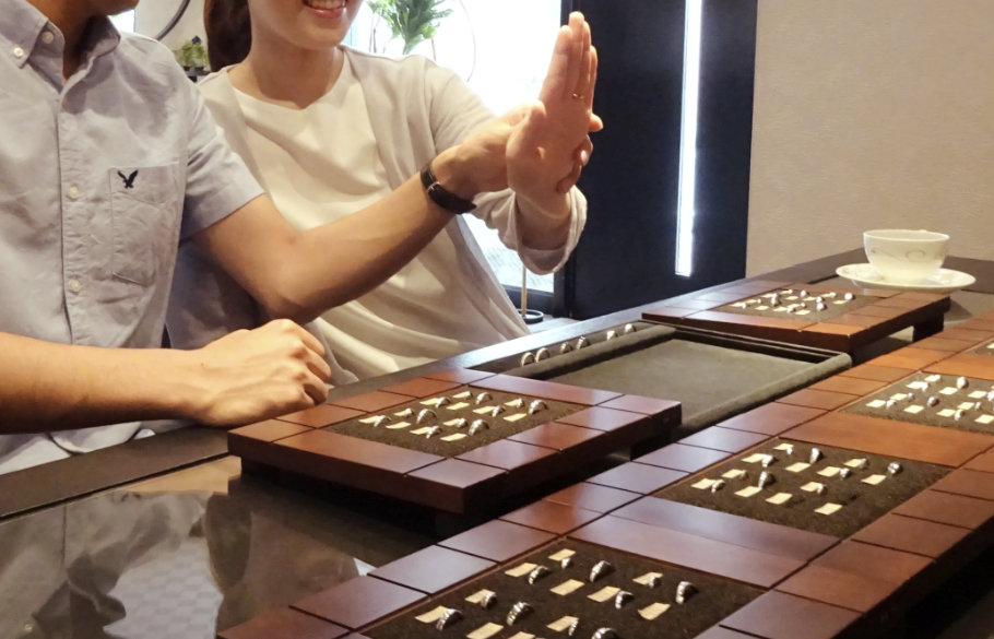 指輪選びを楽しむ夫婦