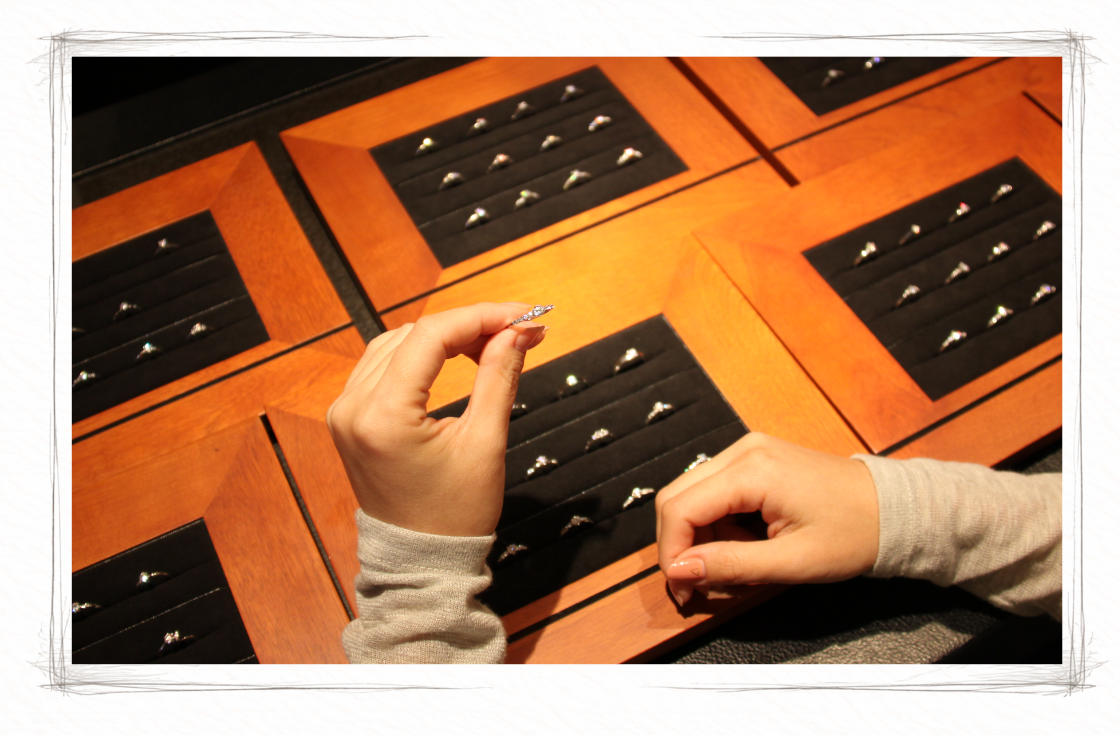 エンゲージリングのデザインサンプルを選んでいる手元