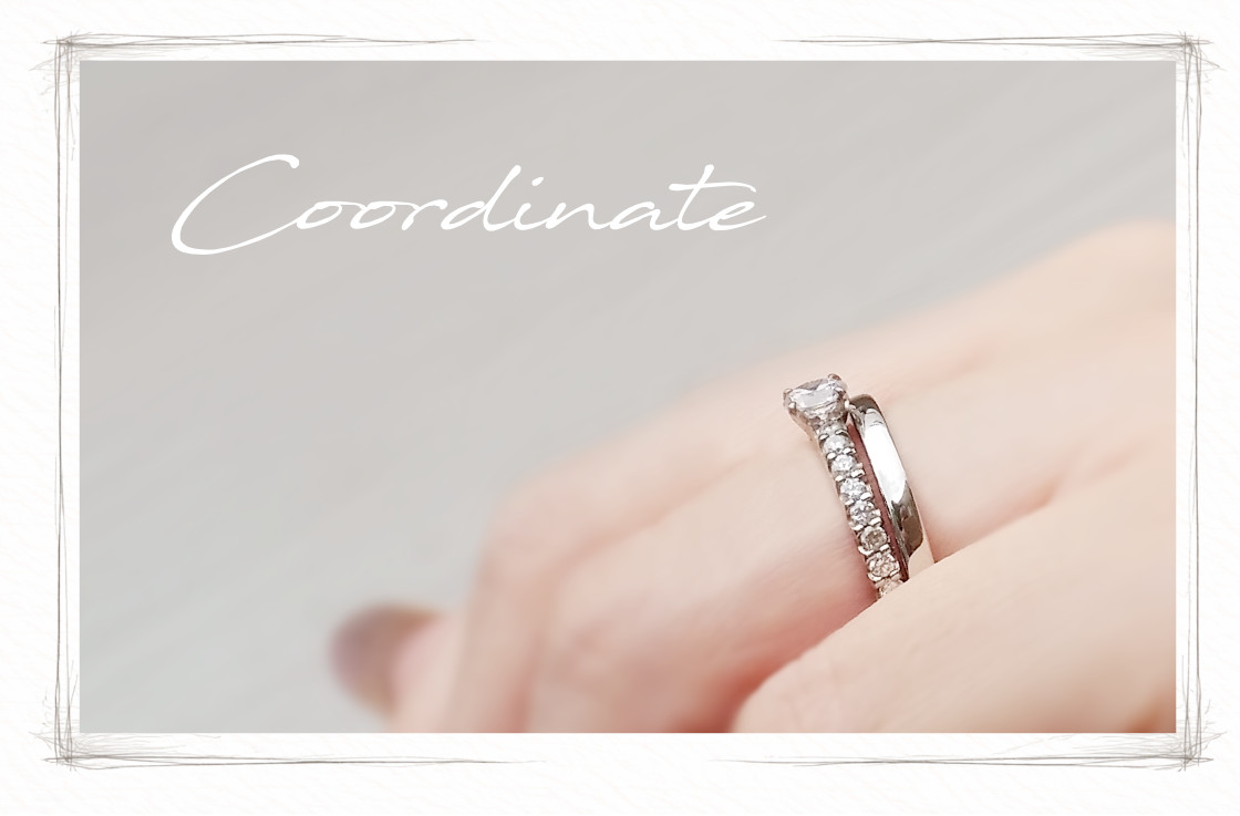 2本のリングを重ね着けしている手元